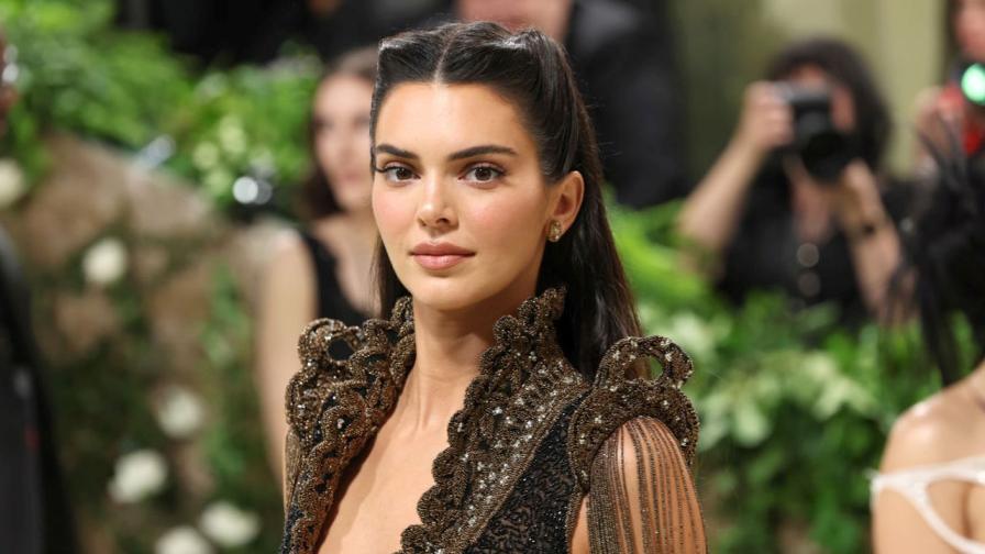 Кендъл Дженър сподели голи кадри за 30-ия си рожден ден (СНИМКИ)