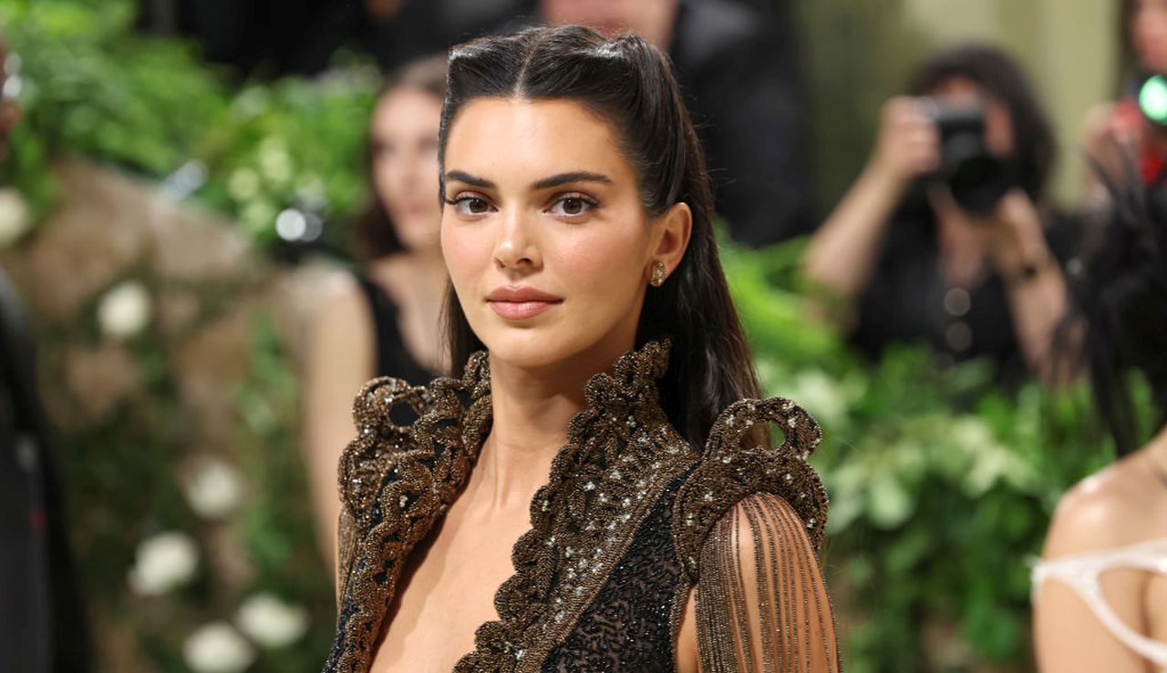 Кендъл Дженър сподели голи кадри за 30-ия си рожден ден (СНИМКИ)