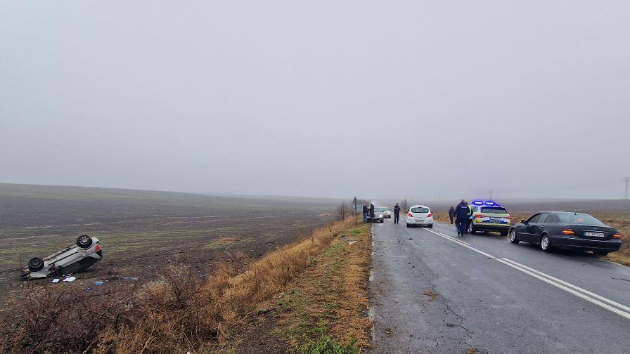 Кола се удари в диво прасе на пътя край Симеоновград, 20-годишен е с опасност за живота