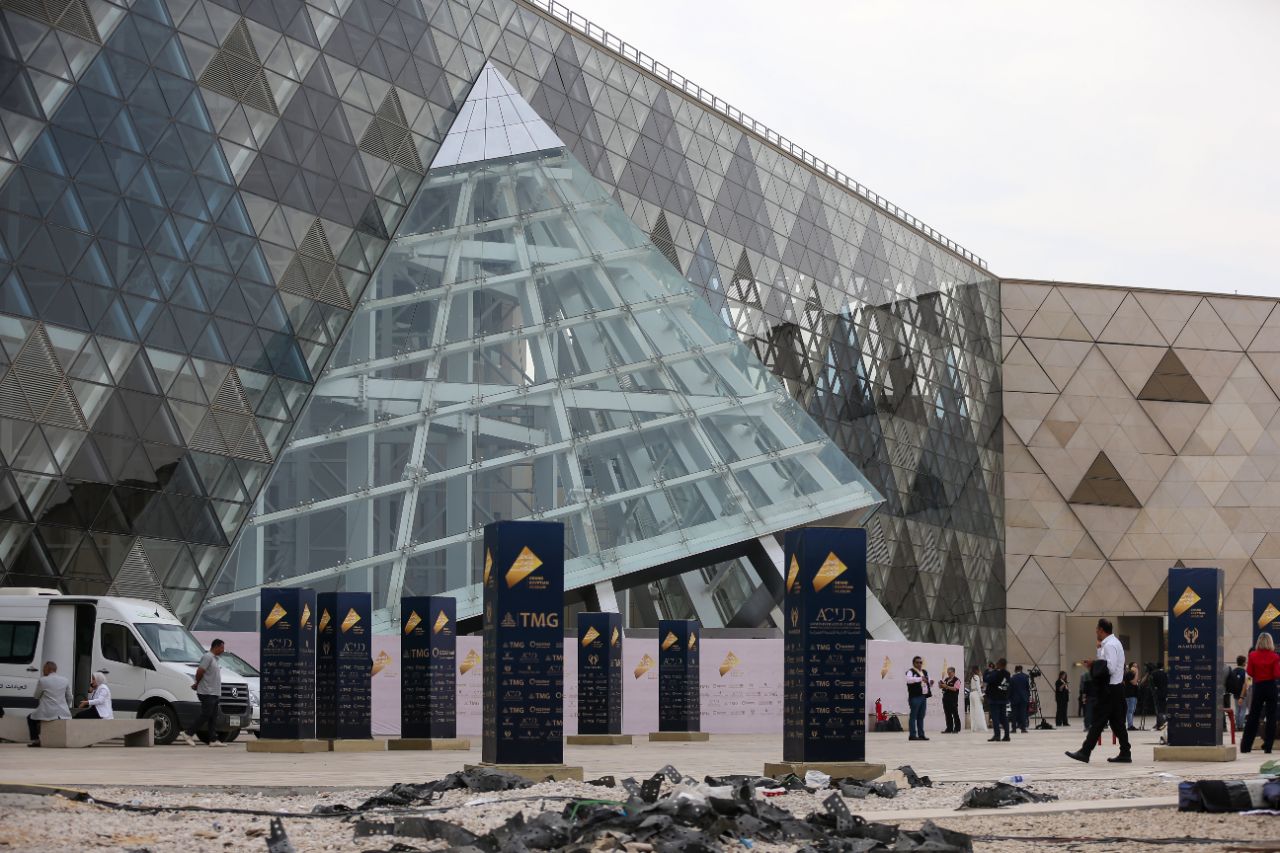 <p>Поглед към гигантския музей до пирамидите в Гиза.</p>