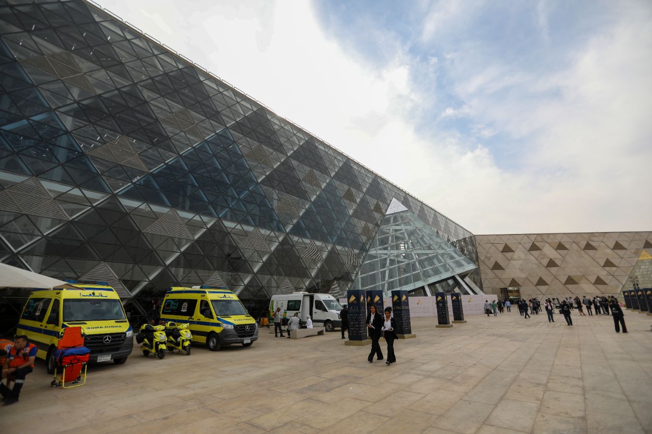 <p>Поглед към гигантския музей до пирамидите в Гиза.</p>