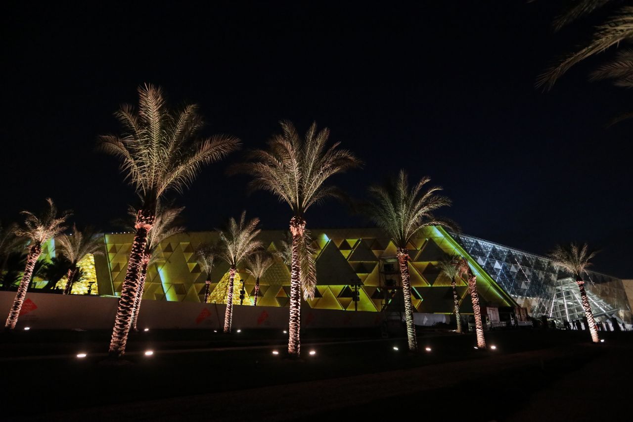 <p>Поглед към гигантския музей до пирамидите в Гиза.</p>