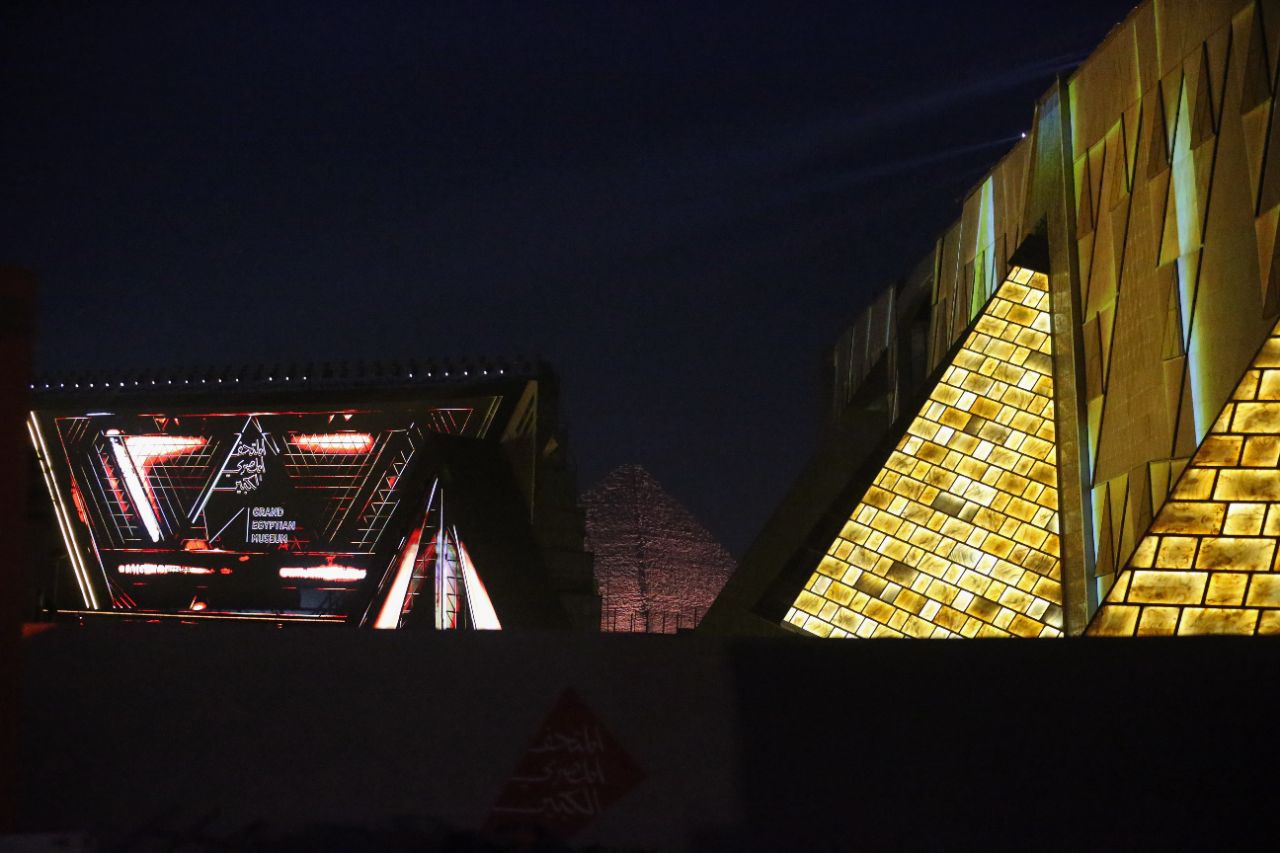 <p>Поглед към гигантския музей до пирамидите в Гиза.</p>