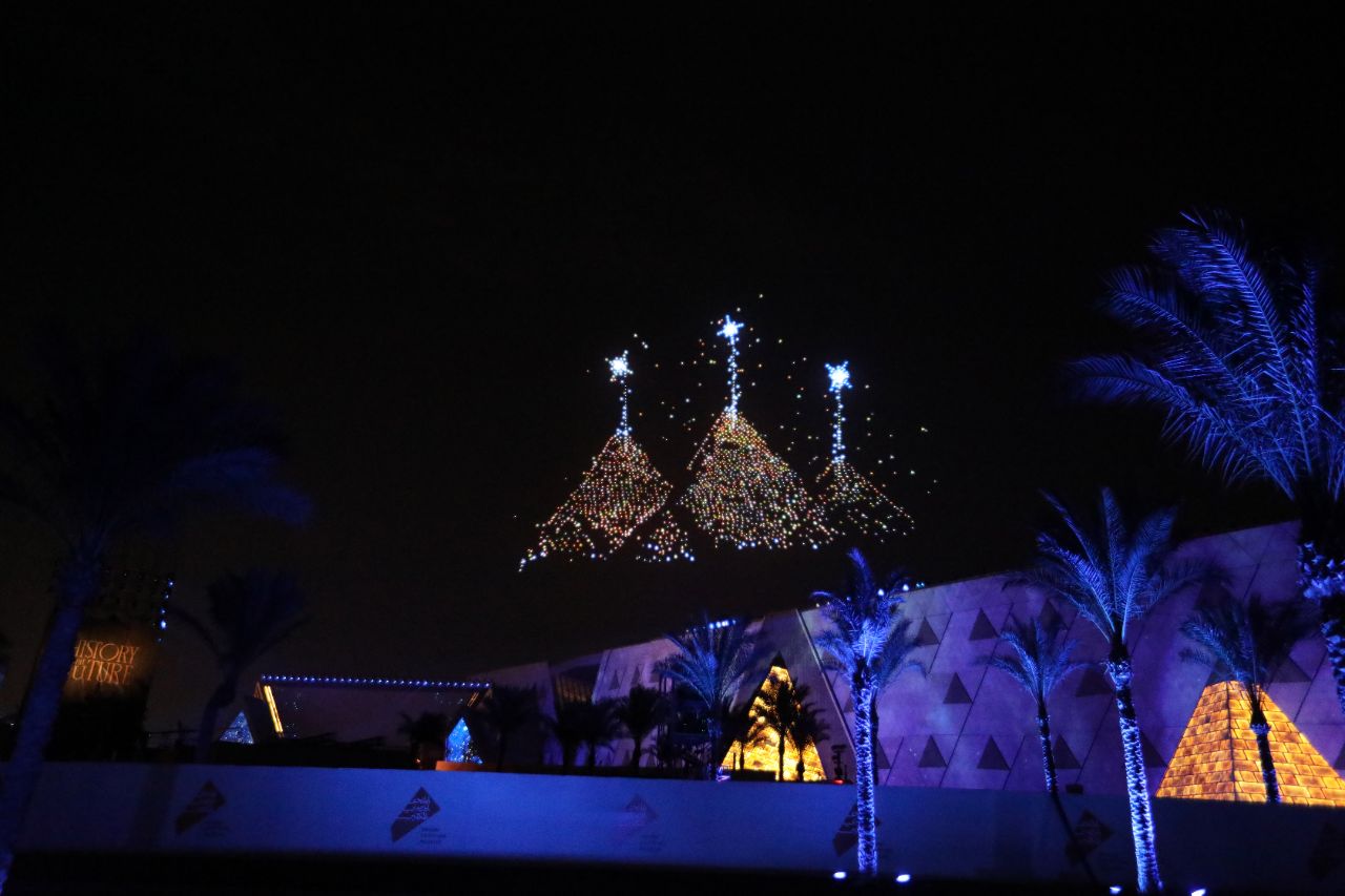 <p>Поглед към гигантския музей до пирамидите в Гиза.</p>