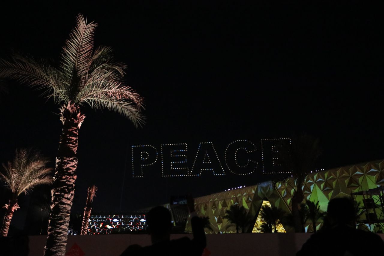 <p>Поглед към гигантския музей до пирамидите в Гиза.</p>