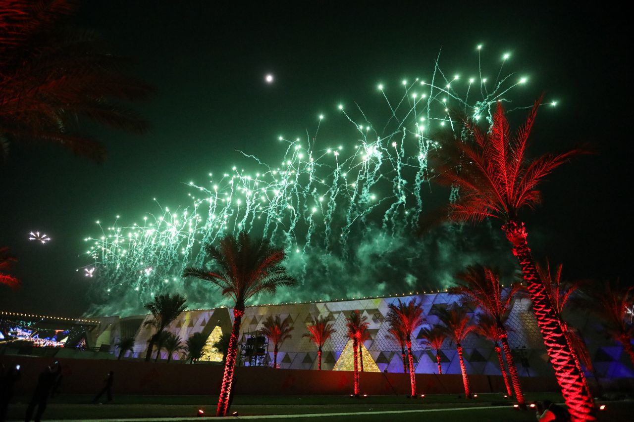 <p>Поглед към гигантския музей до пирамидите в Гиза.</p>