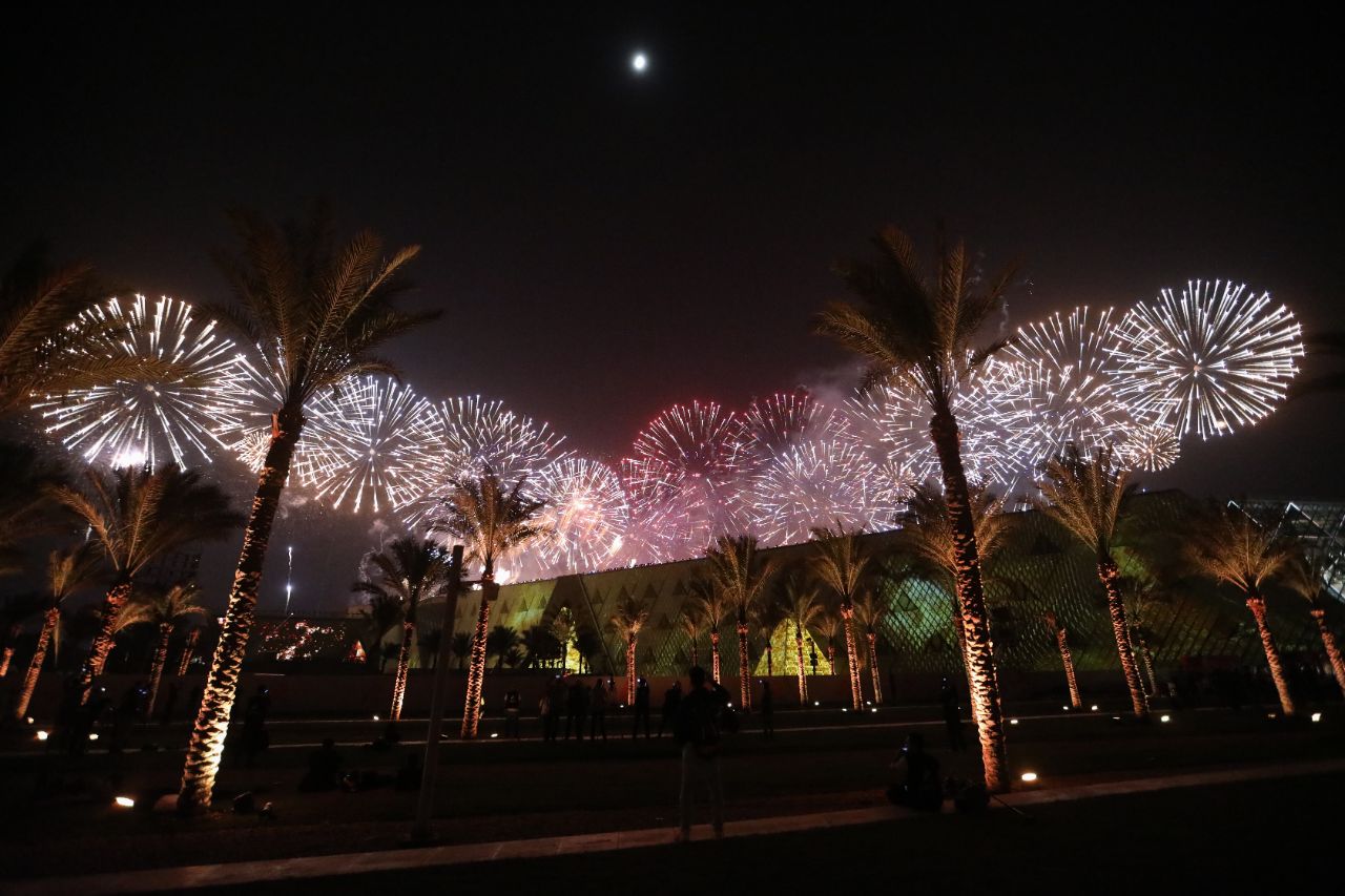 <p>Поглед към гигантския музей до пирамидите в Гиза.</p>