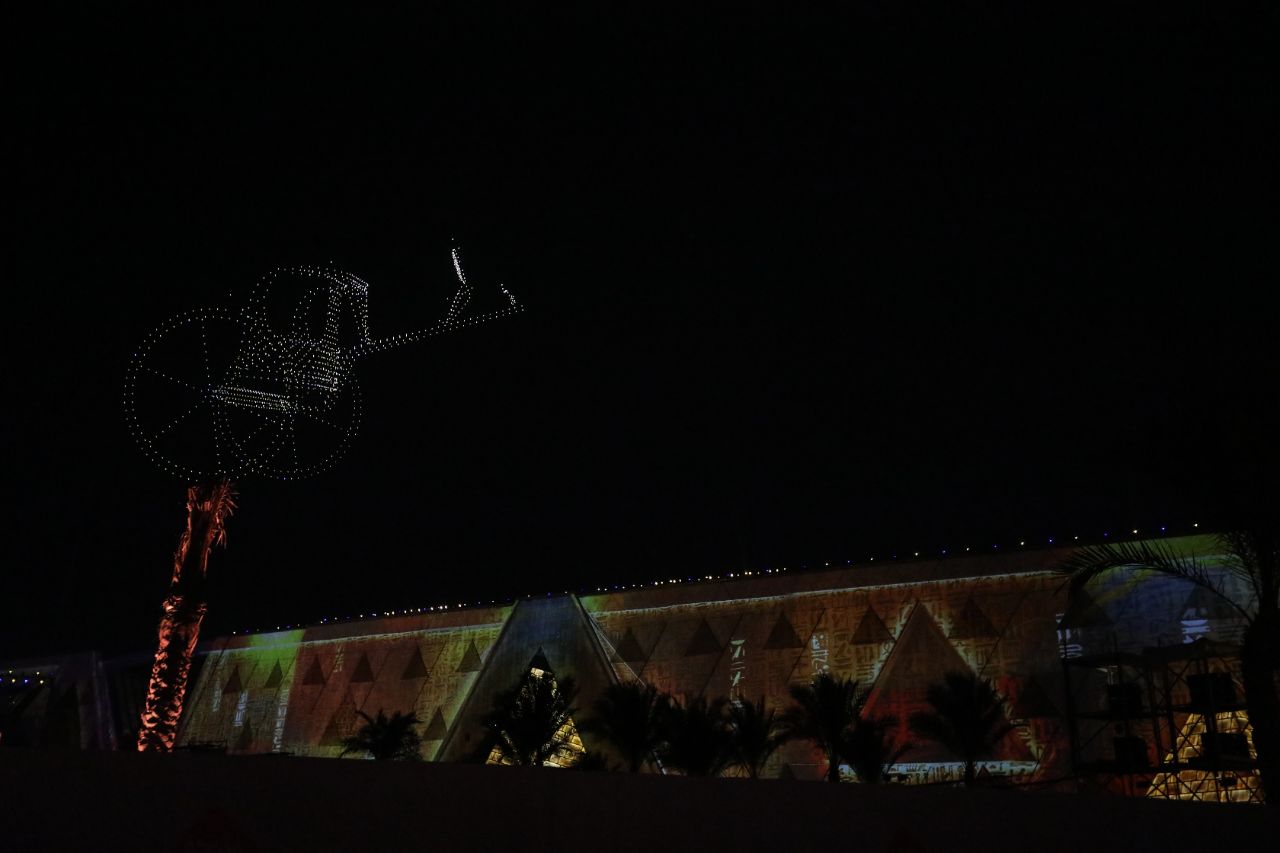 <p>Поглед към гигантския музей до пирамидите в Гиза.</p>