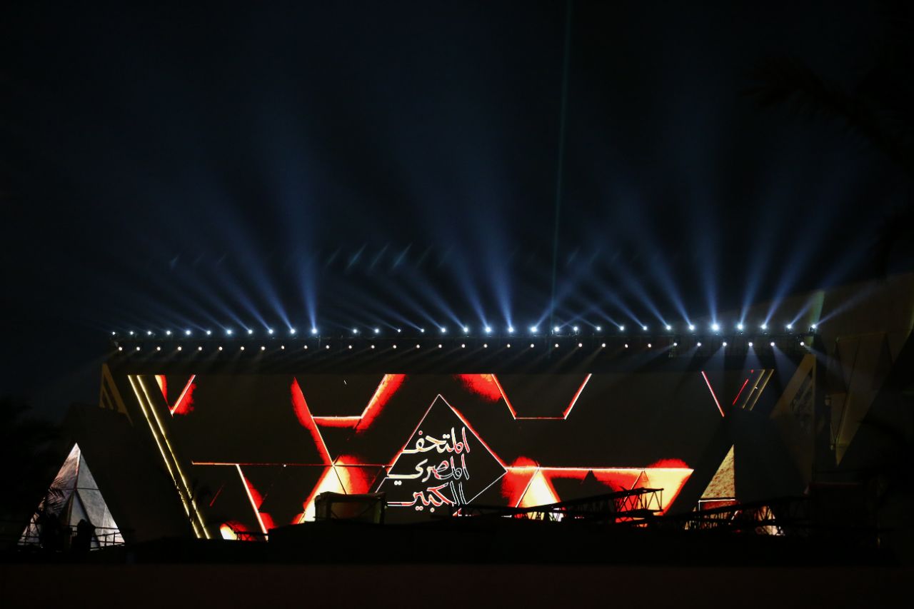 <p>Поглед към гигантския музей до пирамидите в Гиза.</p>