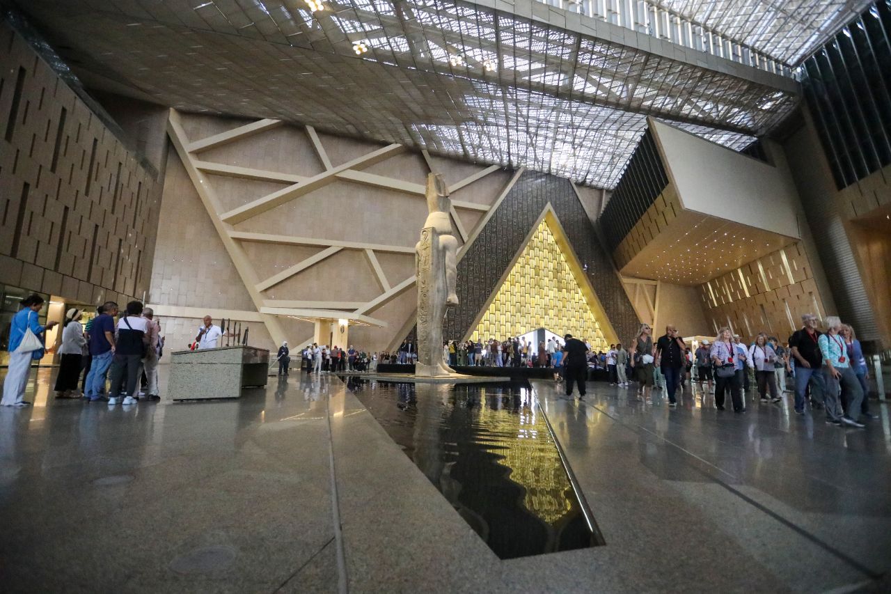 <p>Поглед към гигантския музей до пирамидите в Гиза.</p>