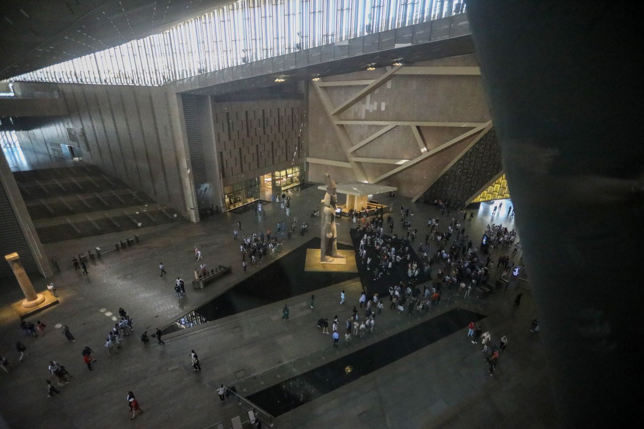 <p>Поглед към гигантския музей до пирамидите в Гиза.</p>