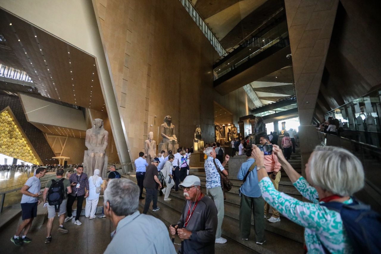 <p>Поглед към гигантския музей до пирамидите в Гиза.</p>