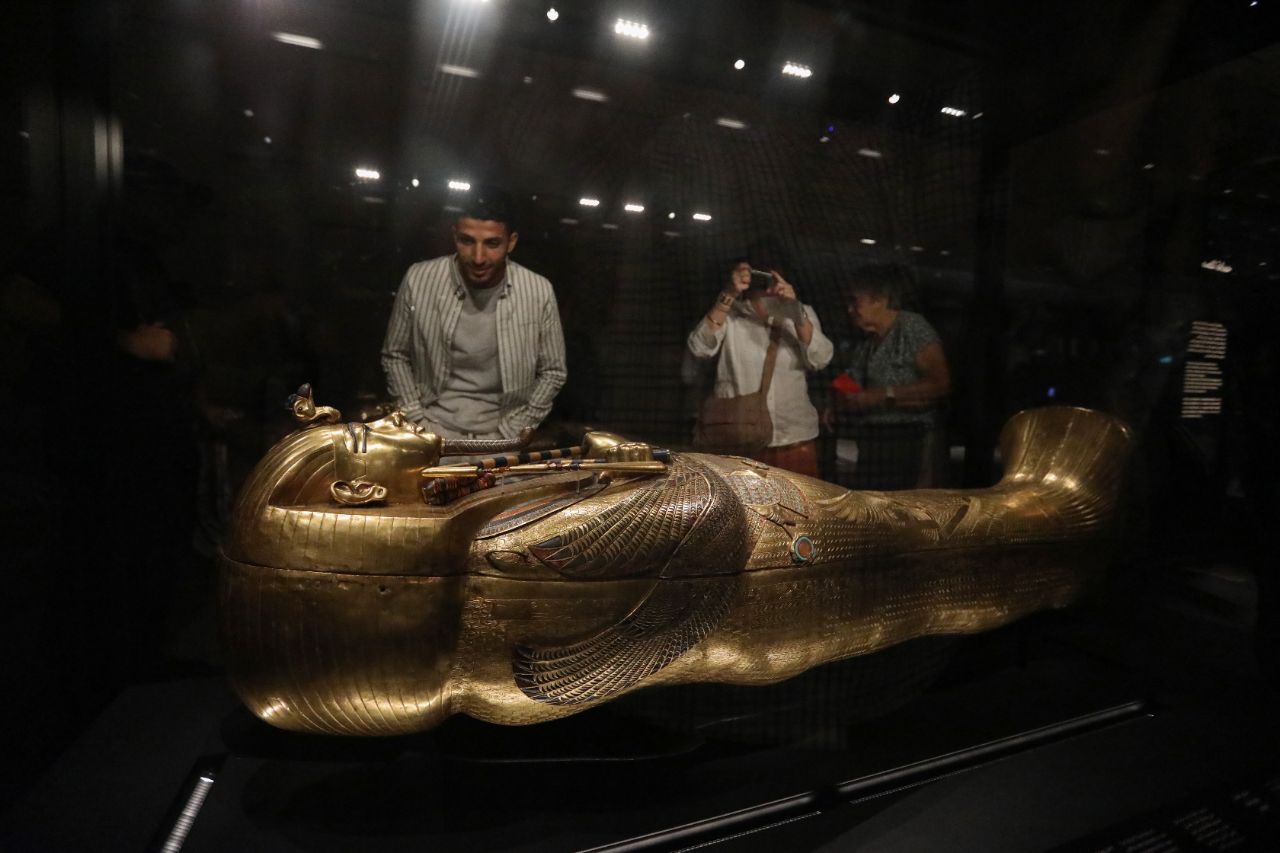 <p>Поглед към гигантския музей до пирамидите в Гиза.</p>