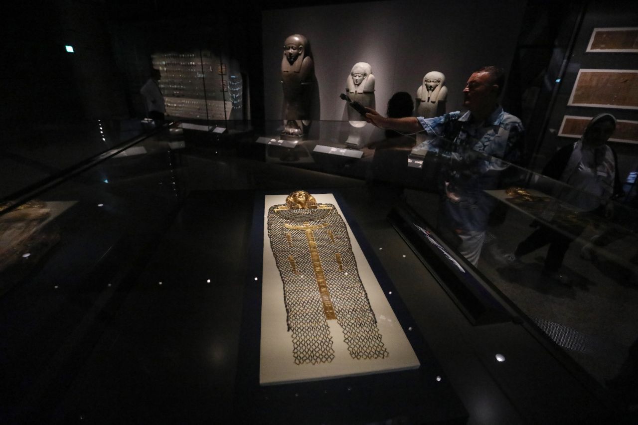 <p>Поглед към гигантския музей до пирамидите в Гиза.</p>