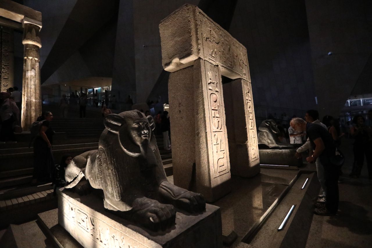 <p>Поглед към гигантския музей до пирамидите в Гиза.</p>