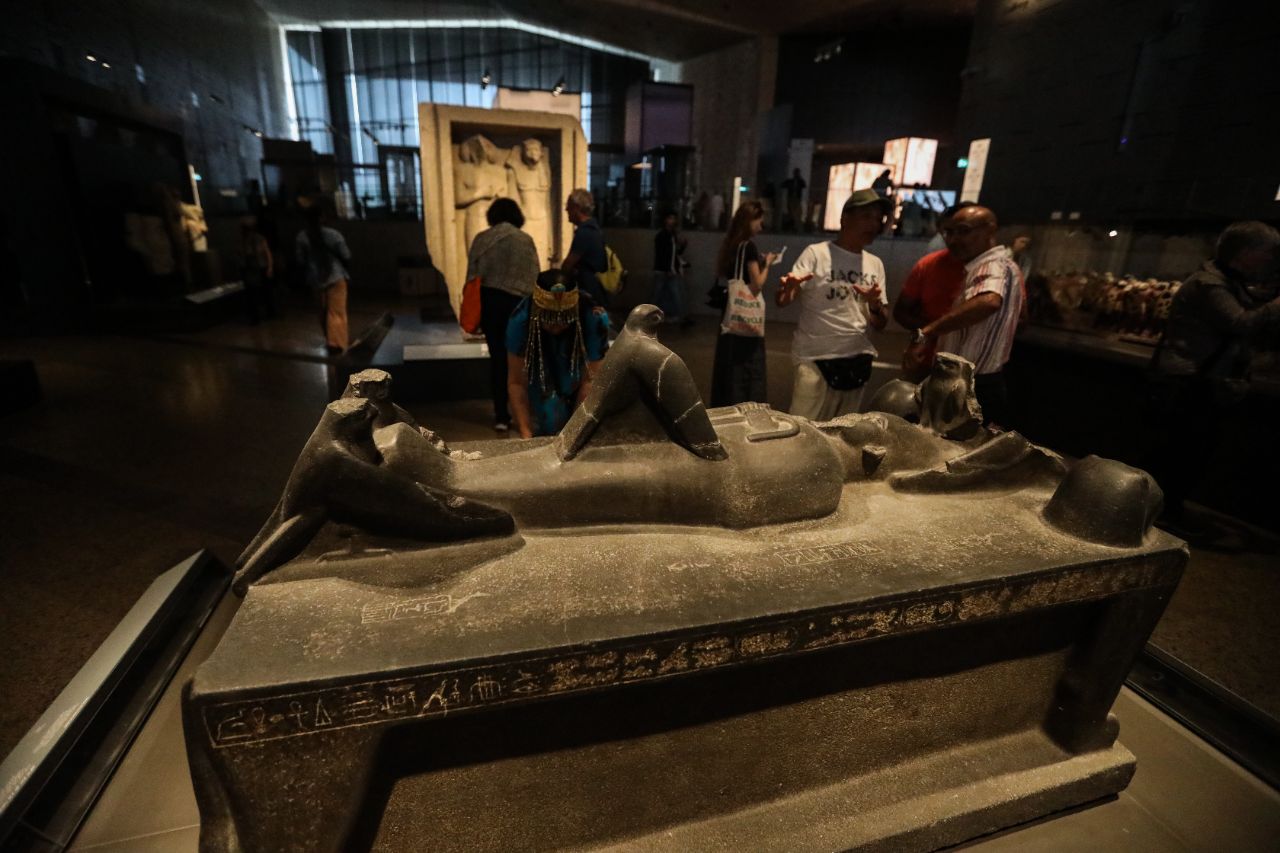 <p>Поглед към гигантския музей до пирамидите в Гиза.</p>