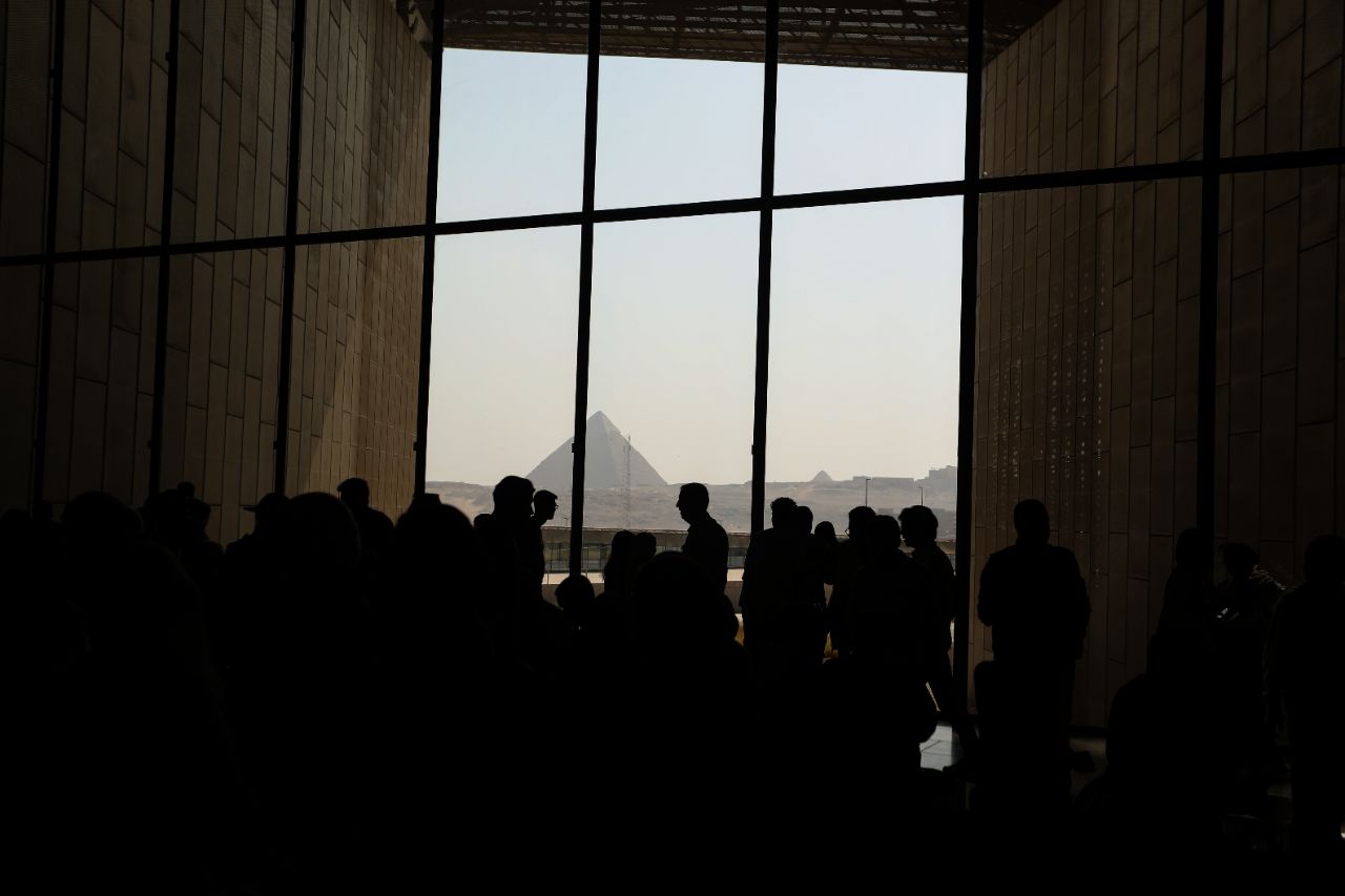 <p>Поглед към гигантския музей до пирамидите в Гиза.</p>