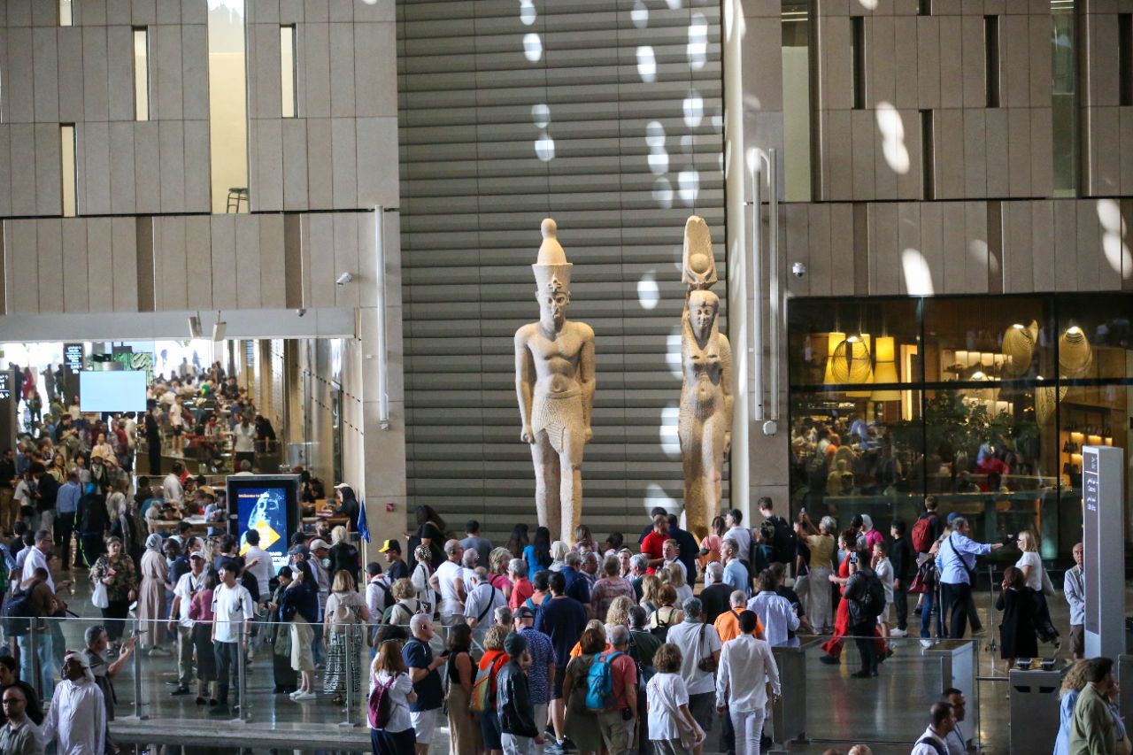 <p>Поглед към гигантския музей до пирамидите в Гиза.</p>