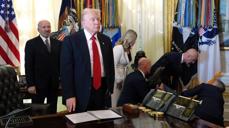 <p>Мъж припадна зад Тръмп по време на пресконференция в&nbsp;Белия дом</p>