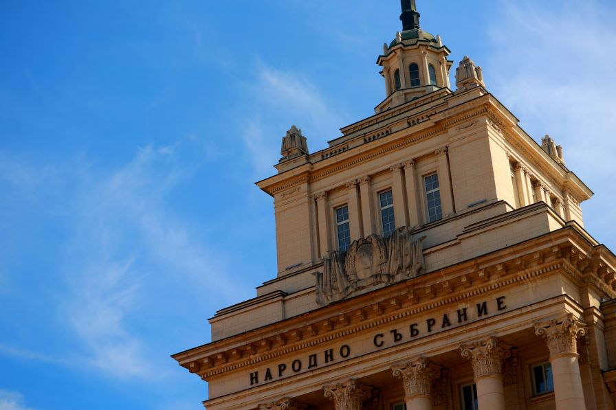 Кабинетът внесе в НС законопроект за национализация на „Лукойл“ - България