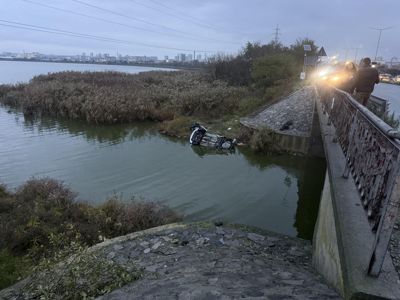 <p>Кола с мигранти падна в езерото Вая край Бургас, има жертви</p>