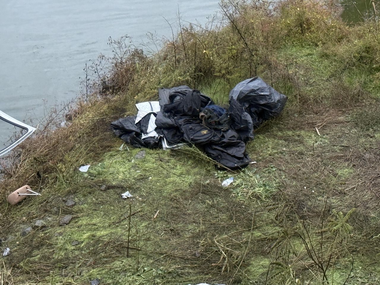 <p>Кола с мигранти падна в езерото Вая край Бургас, има жертви</p>