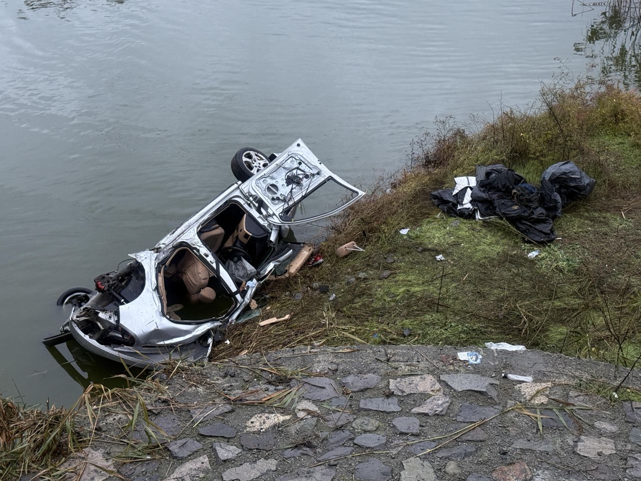 <p>Кола с мигранти падна в езерото Вая край Бургас, има жертви</p>