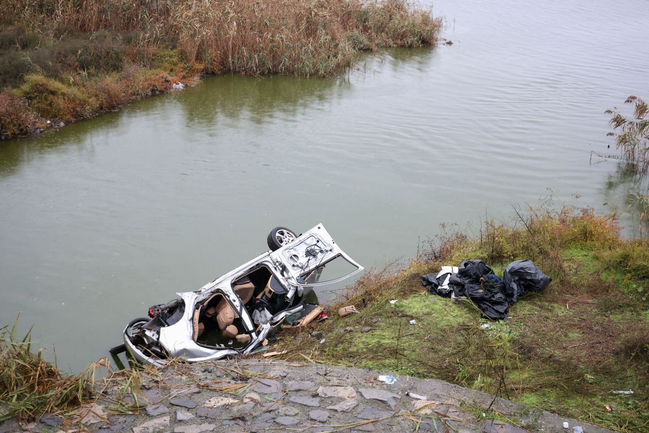 <p>Кола с мигранти падна в езерото Вая край Бургас, има жертви</p>