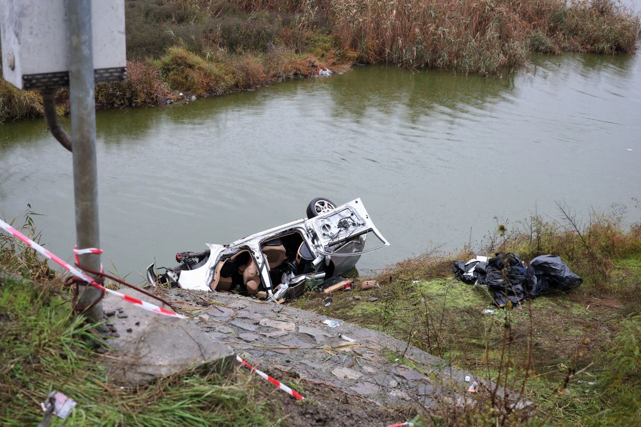 <p>Кола с мигранти падна в езерото Вая край Бургас, има жертви</p>