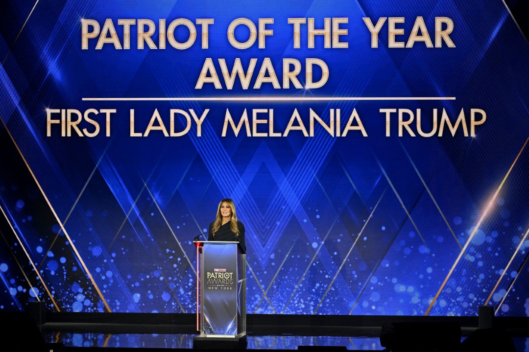 <p>Първата дама Мелания Тръмп беше отличена с наградата &bdquo;Патриот на годината&ldquo; по време на ежегодната церемония &bdquo;Патриот&ldquo; на Fox Nation. В речта си тя отдаде почит на &bdquo;бунтовните основатели на Америка, които се противопоставиха на британското управление&ldquo;.</p>