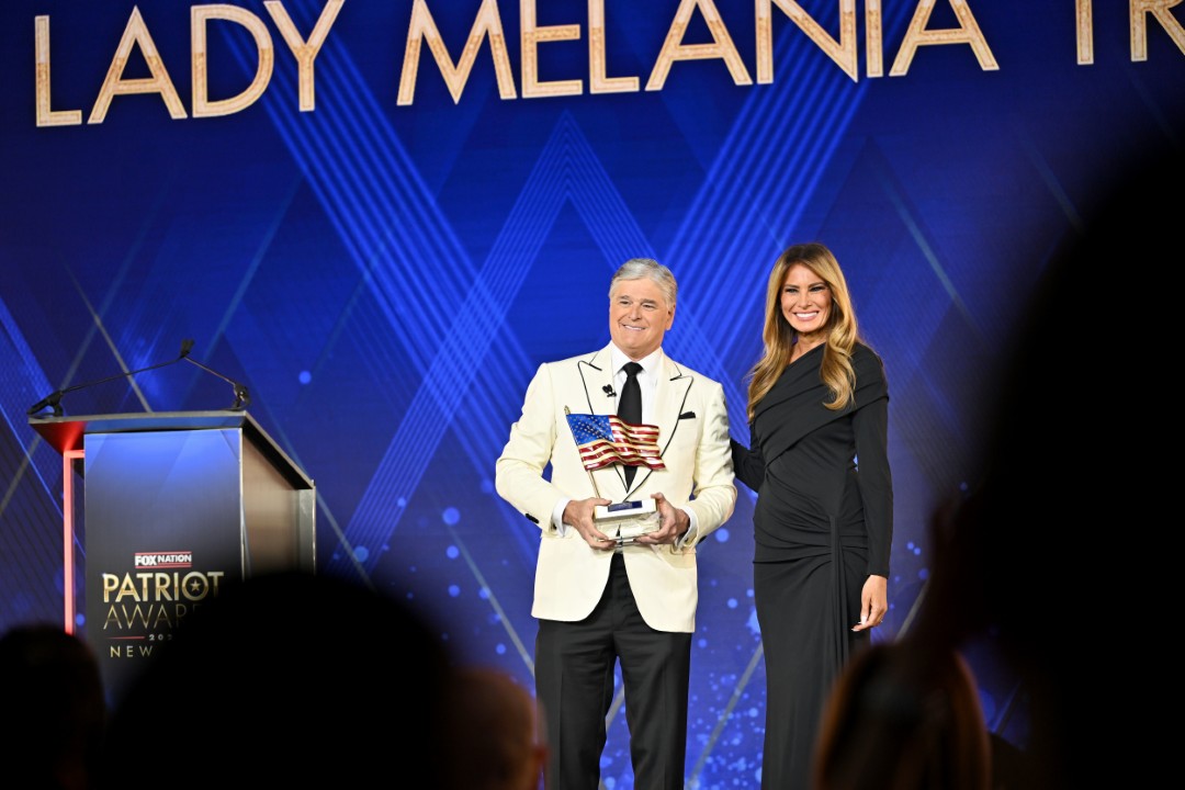 <p>Първата дама Мелания Тръмп беше отличена с наградата &bdquo;Патриот на годината&ldquo; по време на ежегодната церемония &bdquo;Патриот&ldquo; на Fox Nation. В речта си тя отдаде почит на &bdquo;бунтовните основатели на Америка, които се противопоставиха на британското управление&ldquo;.</p>