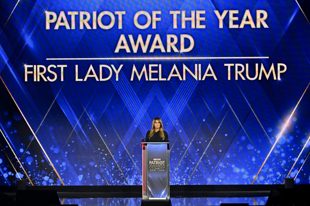 <p>Първата дама Мелания Тръмп беше отличена с наградата &bdquo;Патриот на годината&ldquo; по време на ежегодната церемония &bdquo;Патриот&ldquo; на Fox Nation. В речта си тя отдаде почит на &bdquo;бунтовните основатели на Америка, които се противопоставиха на британското управление&ldquo;.</p>