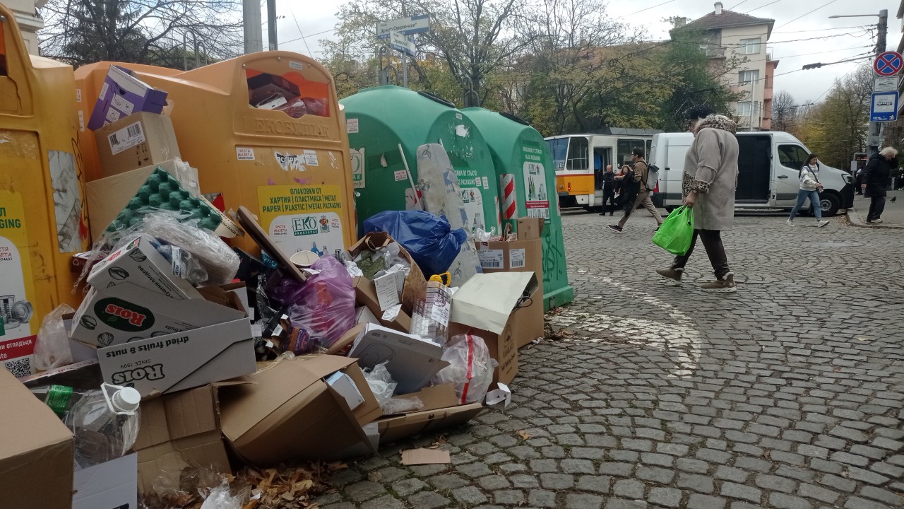 <p>Столична община е изправена пред заплаха от криза и с разделното събиране на отпадъци, след като компанията &bdquo;Екобулпак&ldquo; официално е уведомила, че спира обслужването на цветните контейнери в 16 столични района.</p>