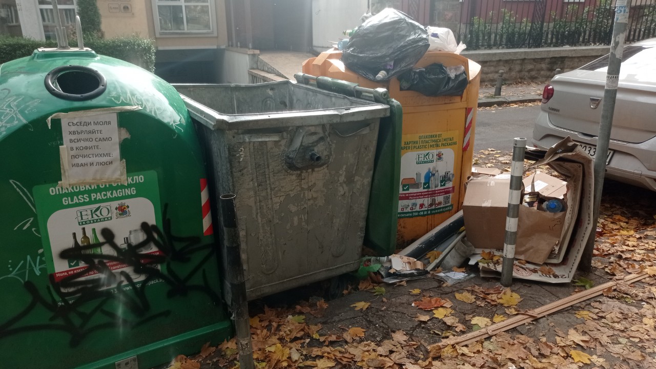 <p>Столична община е изправена пред заплаха от криза и с разделното събиране на отпадъци, след като компанията &bdquo;Екобулпак&ldquo; официално е уведомила, че спира обслужването на цветните контейнери в 16 столични района.</p>