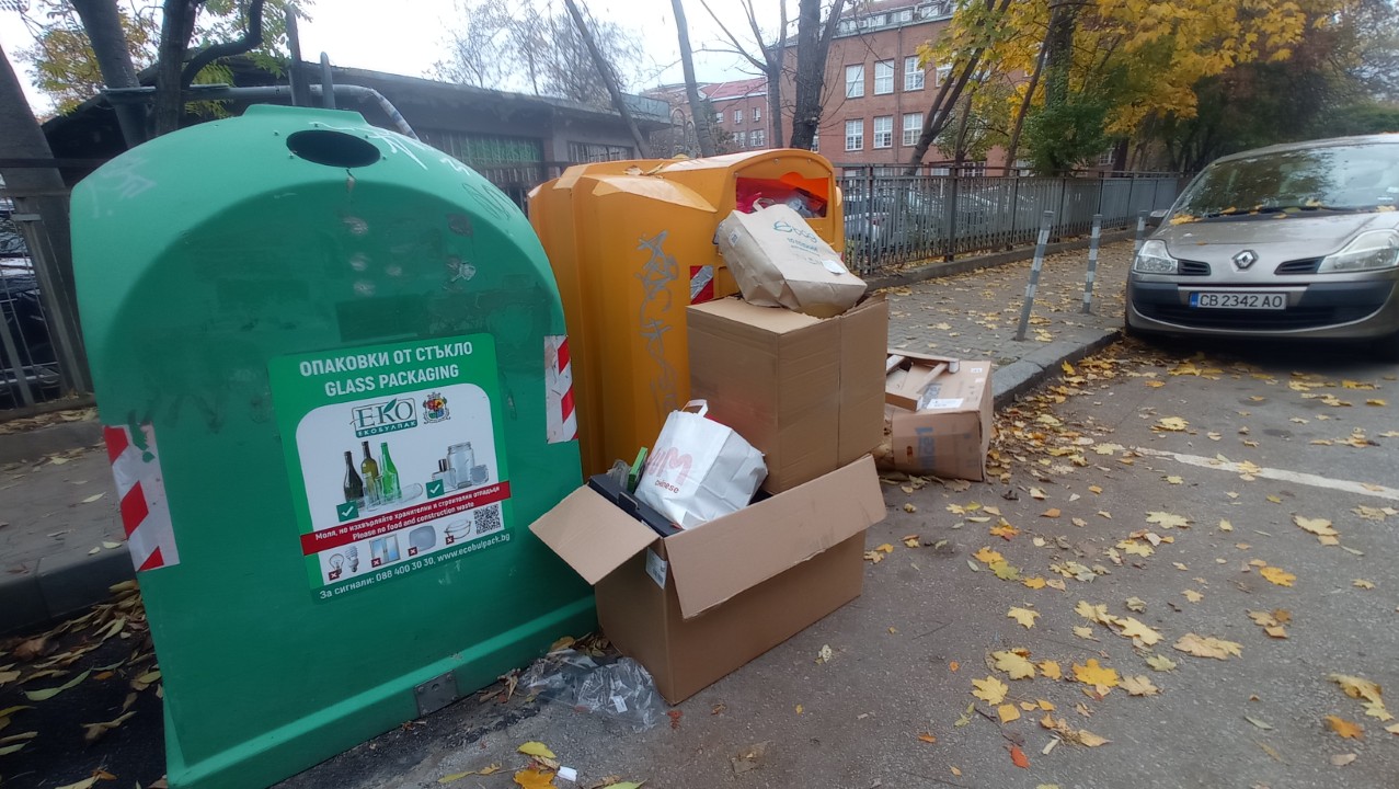 <p>Столична община е изправена пред заплаха от криза и с разделното събиране на отпадъци, след като компанията &bdquo;Екобулпак&ldquo; официално е уведомила, че спира обслужването на цветните контейнери в 16 столични района.</p>
