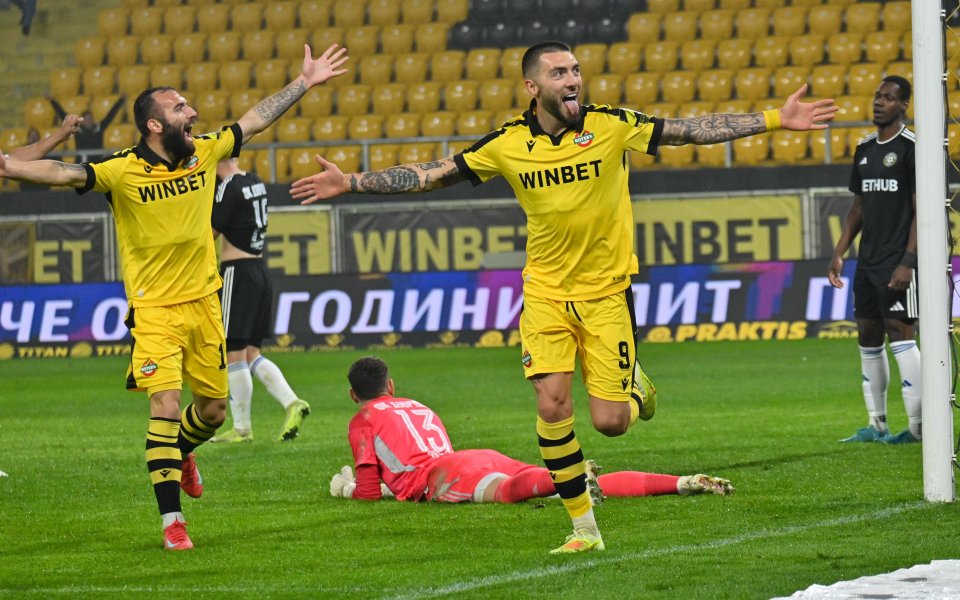 Ботев Пд дочака първа победа у дома, Митков стана герой, а Добруджа се 