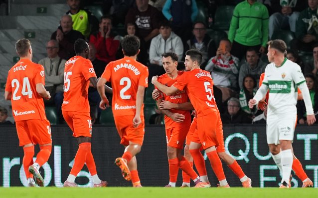 С дузпа в края Реал Сосиедад измъкна точка от Елче