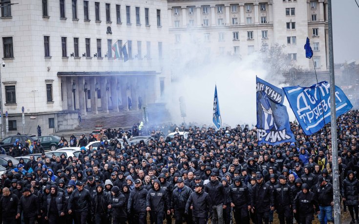 Феновете на Левски с шествие преди голямото дерби