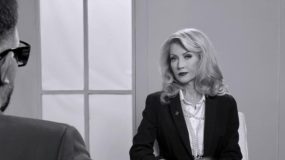 Тя е дъщеря, майка, любима, бивша съпруга, баба. Жена, която