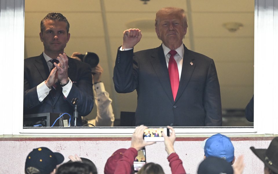 Тръмп стана първият от близо половин век действащ президент на САЩ, посетил мач от НФЛ