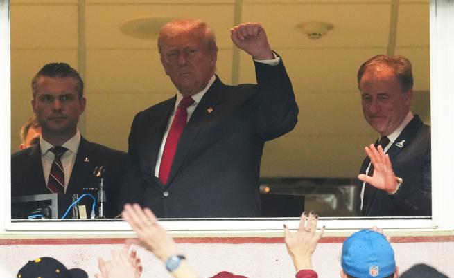 Доналд Тръмп влезе в историята на Националната футболна лига, посрещнаха го с освирквания