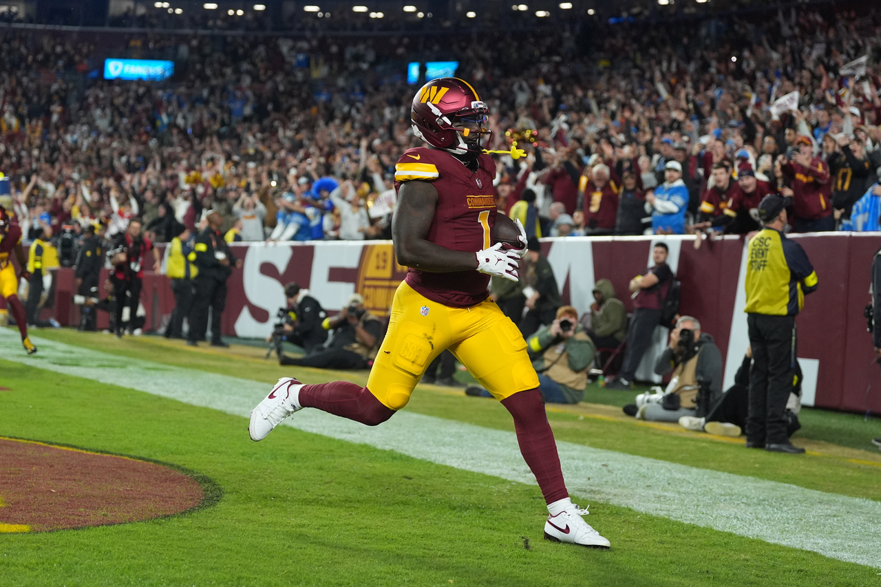 <p>Доналд Тръмп стана първият от близо половин век действащ президент на САЩ, посетил мач от редовния сезон на Националната футболна лига.</p>