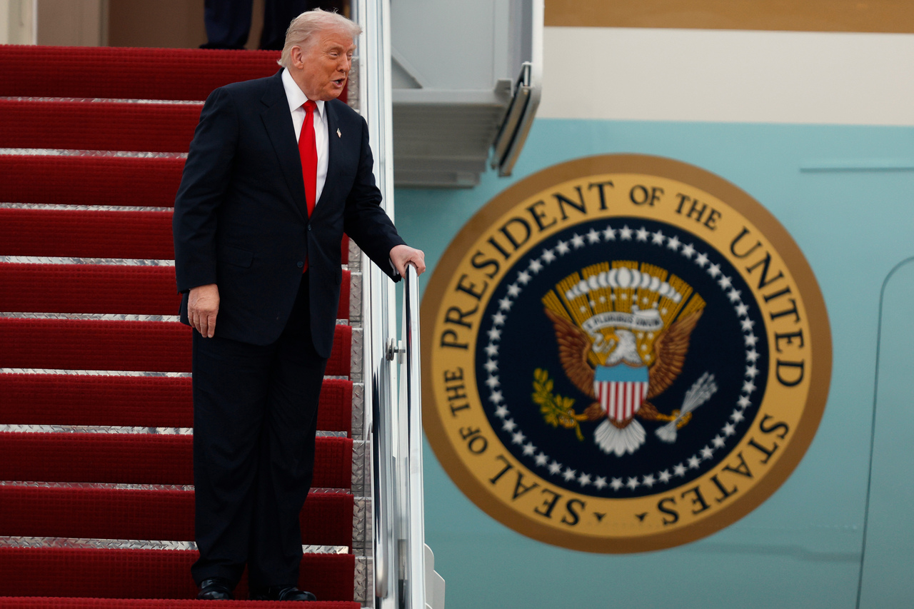 <p>Доналд Тръмп стана първият от близо половин век действащ президент на САЩ, посетил мач от редовния сезон на Националната футболна лига.</p>