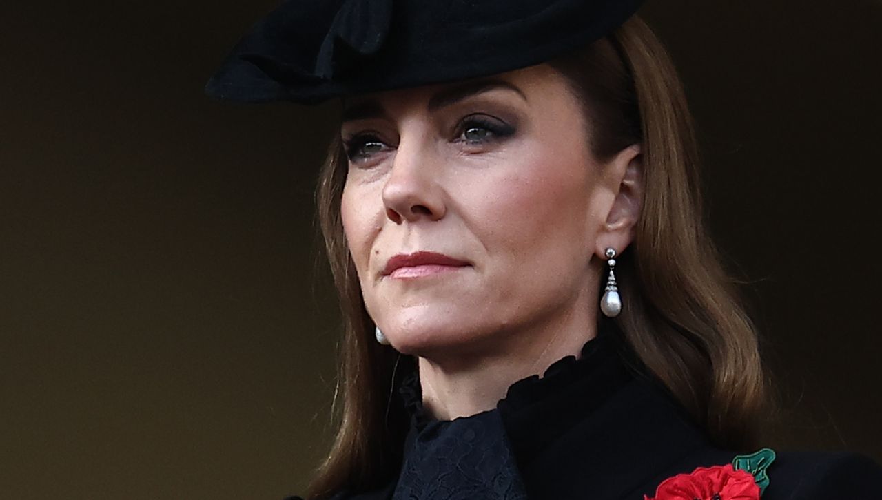 <p>С насълзени очи и пълно достойнство &mdash; трогателният момент на принцесата на Уелс на Кенотафа</p>