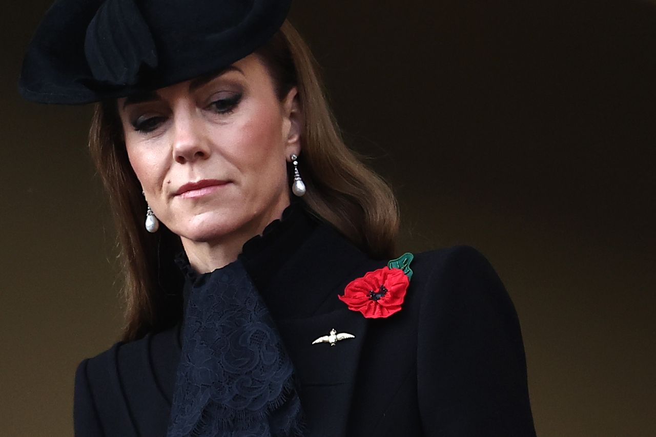 <p>С насълзени очи и пълно достойнство &mdash; трогателният момент на принцесата на Уелс на Кенотафа</p>