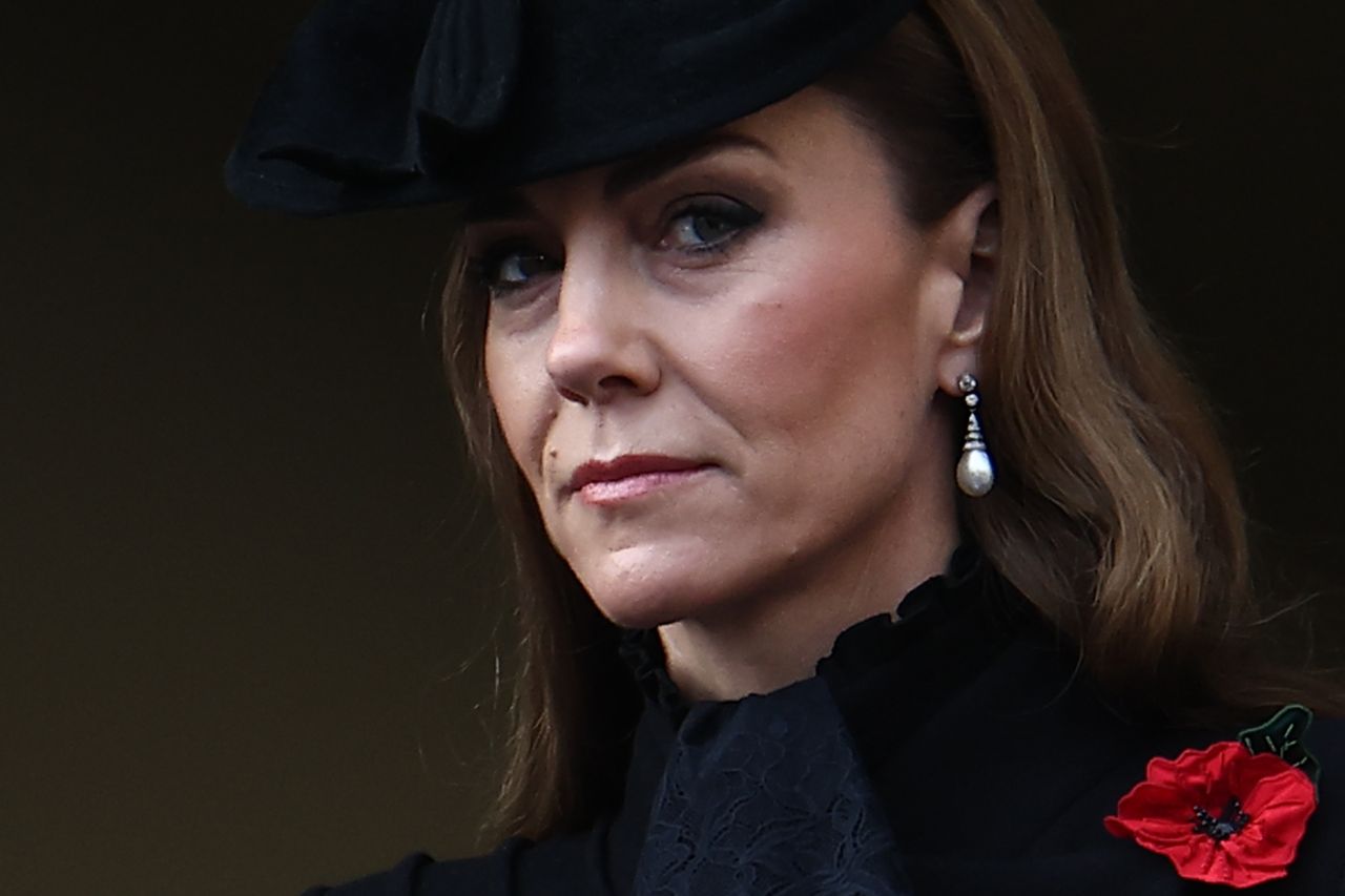 <p>С насълзени очи и пълно достойнство &mdash; трогателният момент на принцесата на Уелс на Кенотафа</p>