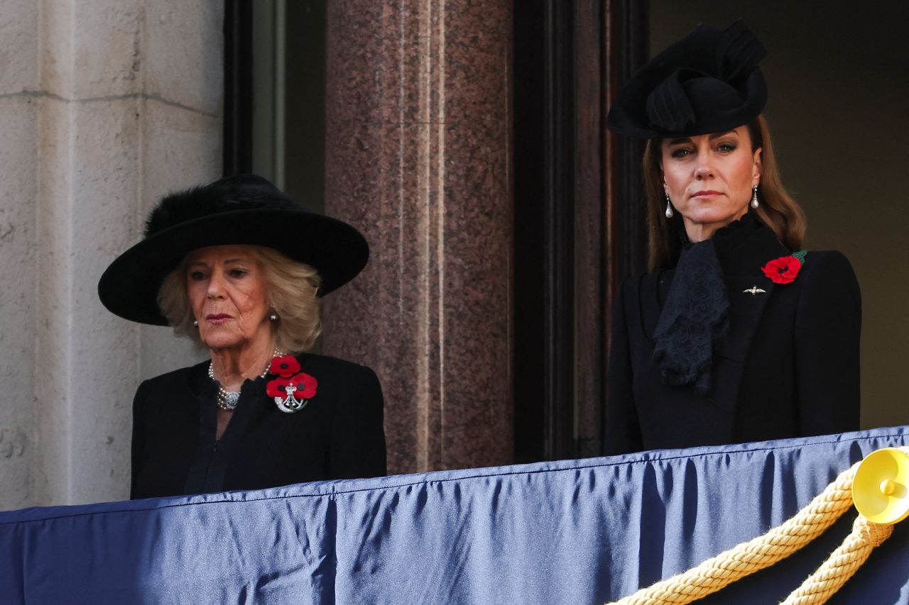 <p>С насълзени очи и пълно достойнство &mdash; трогателният момент на принцесата на Уелс на Кенотафа</p>