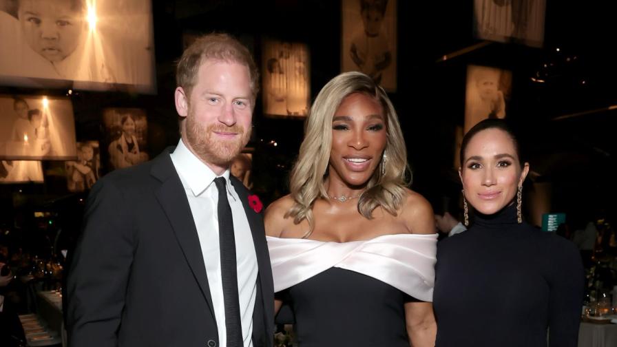 По-рано същата вечер Меган бе забелязана с друг кръг от известни личности на Baby2Baby Gala 2025 в Pacific Design Center в Уест Холивуд - облечена в същата рокля