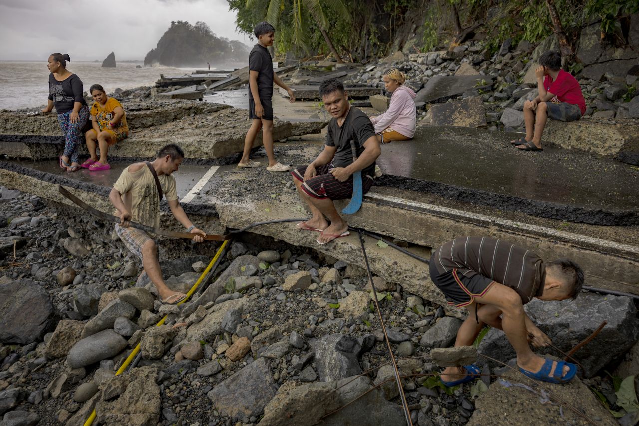 <p>Наводнени улици превърнаха цели квартали в езера, докато жителите се опитват да се върнат към домовете си, останали под вода след разрушителния тайфун &bdquo;Фунуон&ldquo;</p>