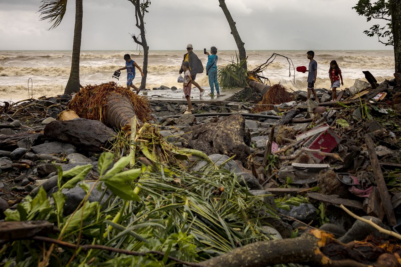 <p>Наводнени улици превърнаха цели квартали в езера, докато жителите се опитват да се върнат към домовете си, останали под вода след разрушителния тайфун &bdquo;Фунуон&ldquo;</p>